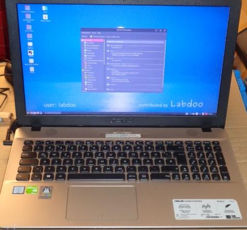 Aufgeklappter Laptop