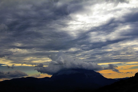 Foto de un atardecer tormentoso en la montaña.