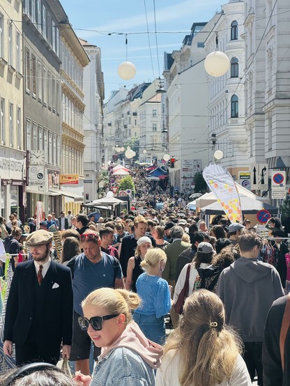 Die ganze Neubaugasse voll mit Leuten und Marktständen