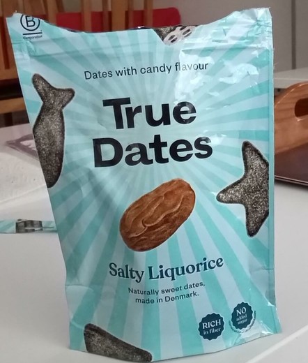 Pussi salmiakkimausteisia taateleita