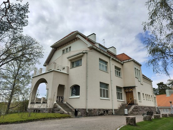 Tamminiemi used to be a Presidential Villa but it is a museum these days. It is a white beautiful Manor by the sea