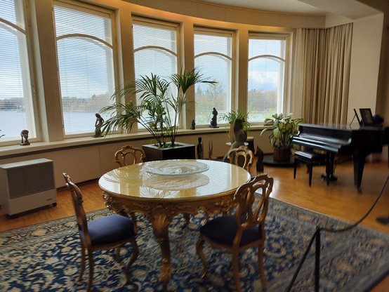 A living room with beautiful big windows