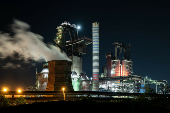 Hochofen 8 in Duisburg Bruckhausen. Bei Nacht. Klarer Himmel. Dampfwolke aus Kühlturm. Verschiedenfarbige Lampen. Facettenreicher harter Schattenwurf. [Nikkor Z 24–120mm f/4.0 S  auf Nikon Z5]