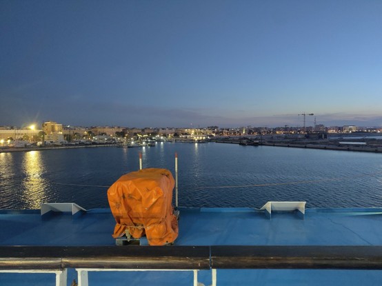 Ein Bild vom Deck einer Fähre in der Dämmerung im Hafen von Bari.