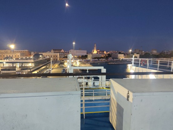 Ein Bild vom Deck einer Fähre in der Dämmerung im Hafen von Bari.