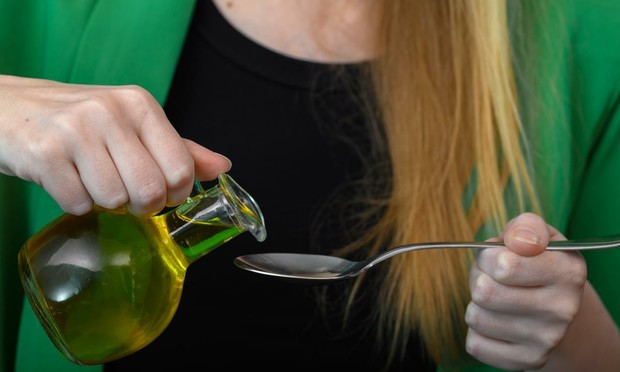 Una persona, con un aceite de oliva. (Getty Images)