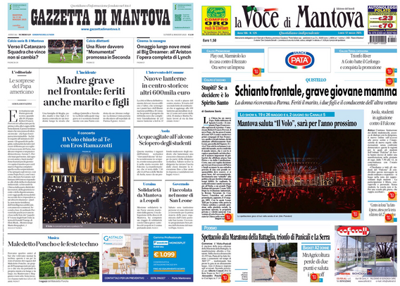 Due prime pagine di giornali sono proiettate su uno schermo. A sinistra c'è la "Gazzetta di Mantova" e a destra "La Voce di Mantova". Entrambi i giornali riportano notizie locali e titoli in evidenza. Il titolo principale della "Gazzetta di Mantova" è "Madre grave nel frontale: feriti anche marito e figli". Il titolo principale de "La Voce di Mantova" è "Schianto frontale, grave giovane mamma". Entrambi i giornali hanno immagini e altri titoli minori su vari argomenti.  .