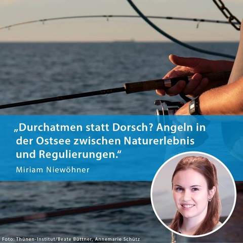 Ein Bild zur „Langen Nacht der Wissenschaften“ am 15. Mai in Rostock. Im Hintergrund sieht man eine Nahaufnahme von Händen, die eine Angelrute halten. Die Angel ist über das Geländer eines Bootes hinweg ins Meer ausgeworfen. Das Wasser ist ruhig, der Himmel leicht bewölkt.

Im unteren Bereich ist ein rundes Portraitfoto von Miriam Niewöhner eingefügt. Sie hat lange braune Haare, trägt einen grünen Pullover und lächelt in die Kamera.

Daneben steht ihr Zitat:
„Durchatmen statt Dorsch? Angeln in der Ostsee zwischen Naturerlebnis und Regulierungen.“
Darunter steht ihr Name: „Miriam Niewöhner“.

Am unteren Bildrand steht die Quellenangabe:
Foto: Thünen-Institut / Beate Büttner, Annemarie Schütz.