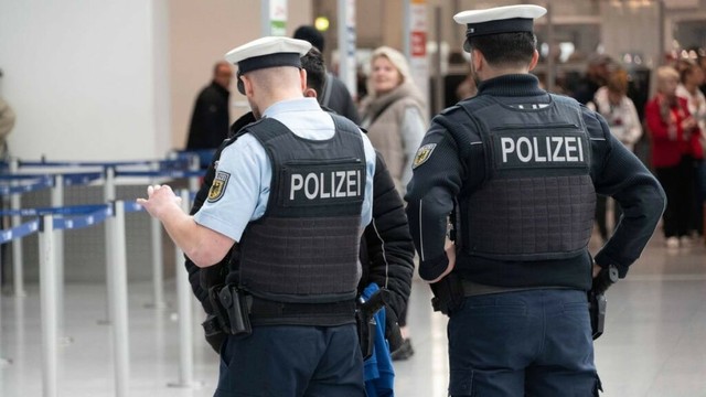 Polizei stoppt zwei per Haftbefehl gesuchte Männer