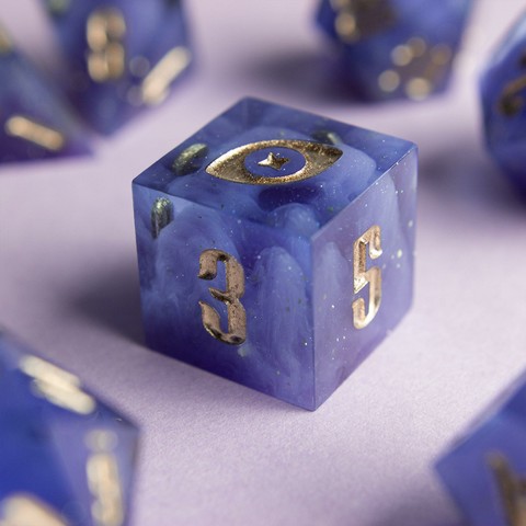 Zu sehen ist ein D6 in transparentem Violet. In inneren sieht man wallende Wolkenschwaden die von Glitzer umtanzt werden.

Die Nummern wurden mit Gold geinked. Die Zahl 6 wurde durch mein Logo, ein Auge mit Stern, ausgetauscht.