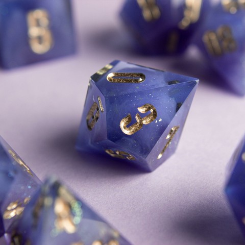 Zu sehen ist ein D10 in transparentem Violet. In inneren sieht man wallende Wolkenschwaden die von Glitzer umtanzt werden.

Die Nummern wurden mit Gold geinked.