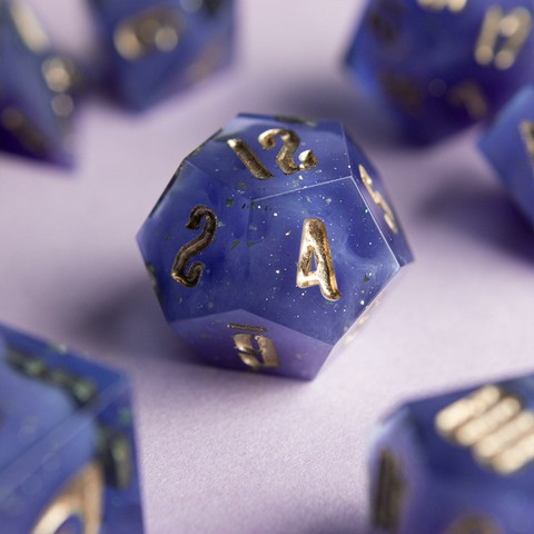 Zu sehen ist ein D12 in transparentem Violet. In inneren sieht man wallende Wolkenschwaden die von Glitzer umtanzt werden.

Die Nummern wurden mit Gold geinked.