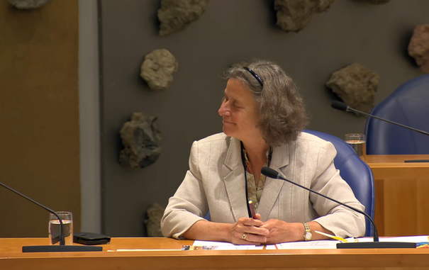 Marjolein Faber in de Tweede Kamer, tijdens het vragenuurtje. Aanleiding is de vragen over het onthouden van alle uitjes aan minderjarige asielzoekers.