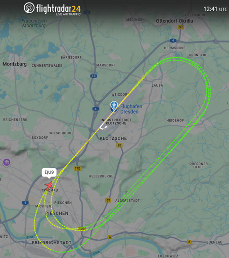 Eine Landkarte zeigt den Ausschnitt Dresden mit seinem Flughafen im Norden. Die Flugroute eines Flugzeuges zeigt mehrfach dieselbe Runde über Flughafen, Weixdorf/Hermsdorf, Heide, Äußere und Innere Neustadt, Pieschen, Trachau.