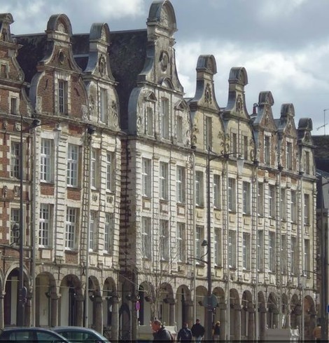 Immeuble à #Arras (#PasDeCalais) Façade : classement par arrêté du 12 janvier 1920.
Suite 👉 https://monumentum.fr/monument-historique/pa00108048/arras-immeuble
#Patrimoine #MonumentHistorique
Photo CC-BY-SA 4.0 : Juliofsanguino