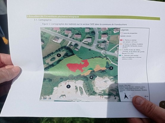 Photo du plan legendé de la zone humide, tenu par deux mains gauches !