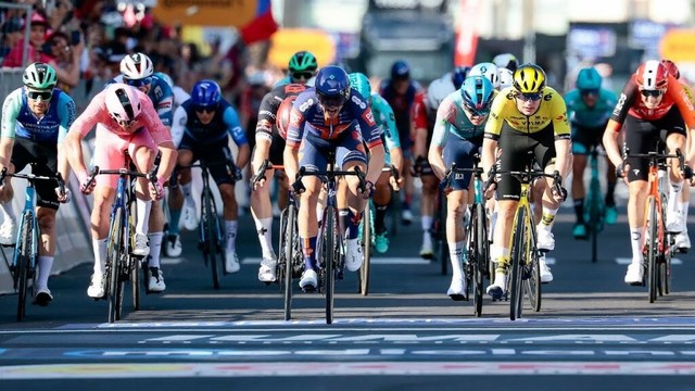 Giro d’Italia 2025 | Finale der 4. Etappe | Packendes Finish mit Pedersen, Kooij, Kanter und Co.