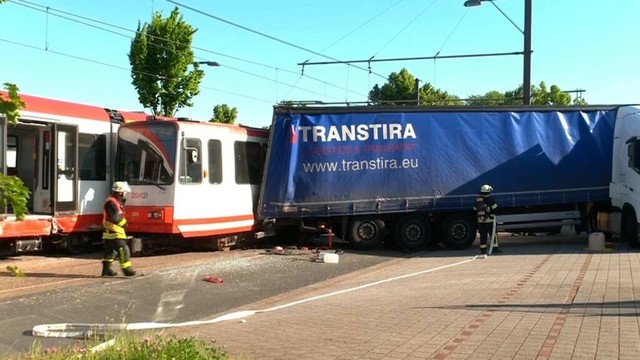 Dortmund: Sattelzug rammt Stadtbahn, 12 Verletzte | Regional