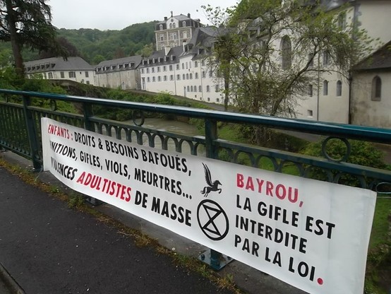 Banderole déployée sur le pont du Gave de Pau à Bettharam : ENFANTS : Droits & besoins bafoués, punitions, gifles, viols, meurtres... Violences adultistes de masse. Bayrou, la gifle est interdite par la loi.