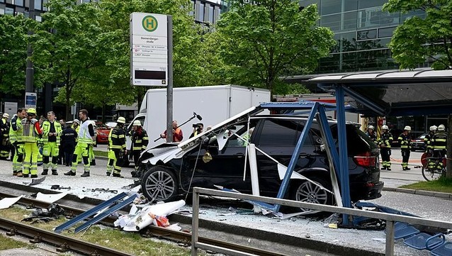 Studentin stirbt nach Autounfall an Münchner Tram-Haltestelle