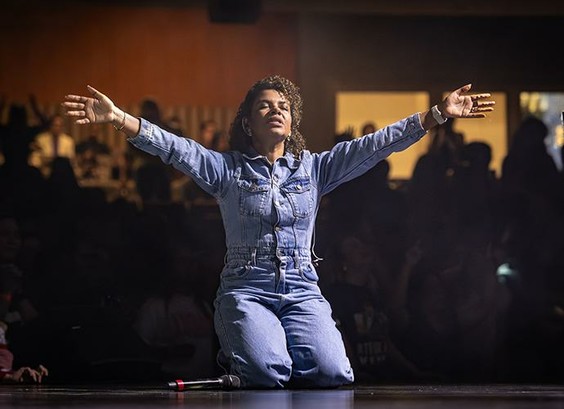 Com mais de 20 anos de carreira solo e 12 álbuns, a cantora Nivea Soares apresenta uma nova versão de um de seus grandes sucessos. Foto: Divulgação.
