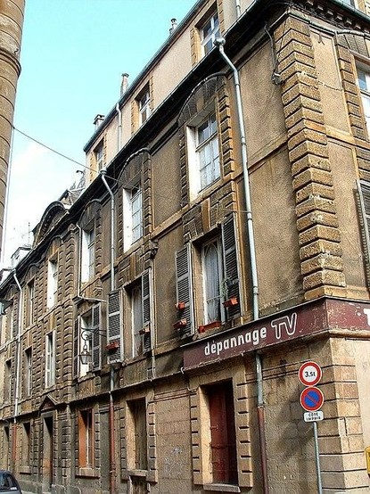 Ancien Hôtel de ville à #Sedan (#Ardennes) Construction 1ère moitié XVIIe siècle. Façades (sur rue et sur cour) et toiture des trois ailes du XVIIe siècle (cad. BM 290) : inscription par arrêté du 13 mai 1996.
Suite 👉 https://monumentum.fr/monument-historique/pa08000002/sedan-ancien-hotel-de-ville
#Patrimoine #MonumentHistorique
Photo CC-BY-SA 4.0 : MOSSOT