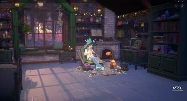Captura de la esquina de la habitación en el juego, del área donde ocupa la chimenea, tomada en una vista panorámica, por lo cual incluye la ventana, todo el área de la chimenea y la pared que contiene los estantes y una biblioteca. Se ve a mi avatar sentada en una silla tejiendo con el capibara de pancito como su compañero espíritu. la habitación tiene un estilo rústico con paredes de piedra y ladrillos gris, vigas de madera marrón, y muchos elementos decorativos con temática brujeril en tonos verdes, porque es mi color favorito. Mi avatar tiene como alfombra bajo su asiento un circulo mágico en forma de estrella de 5 puntas, ocupado por libros y velas flotantes. El dibujo de la alfombra brilla.