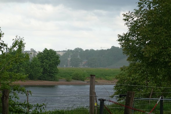 Blick zur Elbe, bei durchwachsenem Wetter