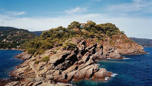 La bastide familiale, posée sur la pointe du cap Nègre.