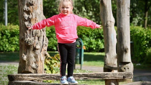 Drama in Kiel: Polizisten retten bewusstloses Kind auf Spielplatz | Regional