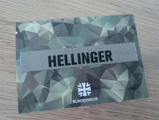 Postkarte der Bundeswehr mit einem Namensbatch in olive auf Tarnfleck das den Namen Hellinger trägt