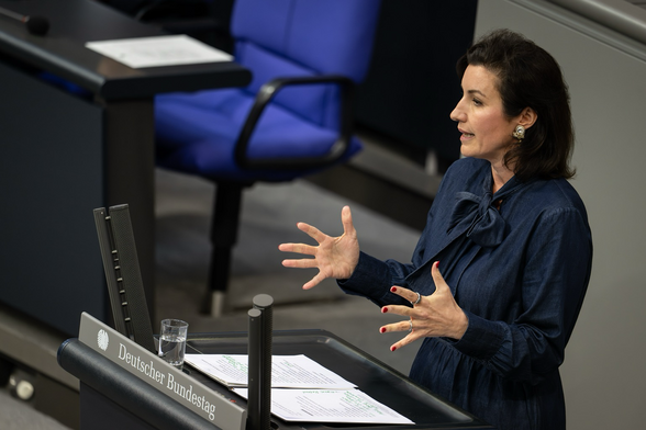 Bundesministerin Bär am Pult im Plenum des Bundestags