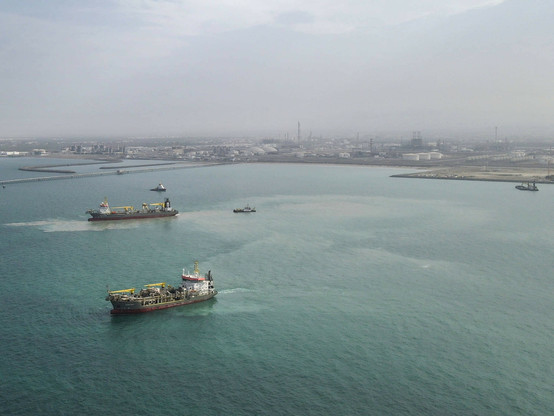 Boskalis vessels 'spot hunting' to clear the way for new LNG terminal