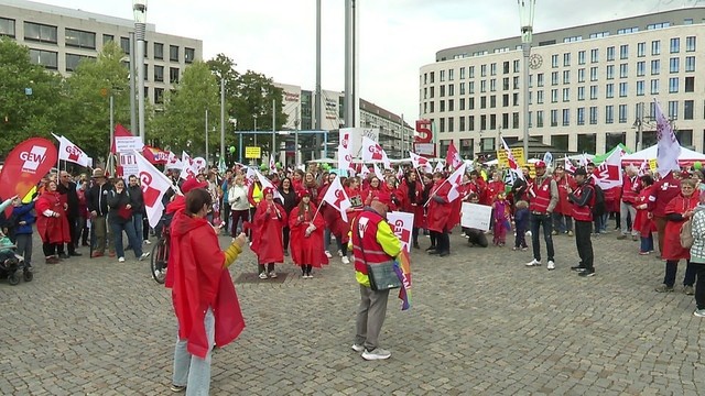 Lehrer, Eltern und Schüler protestieren in Dresden gegen Bildungspläne des Kultusministeriums