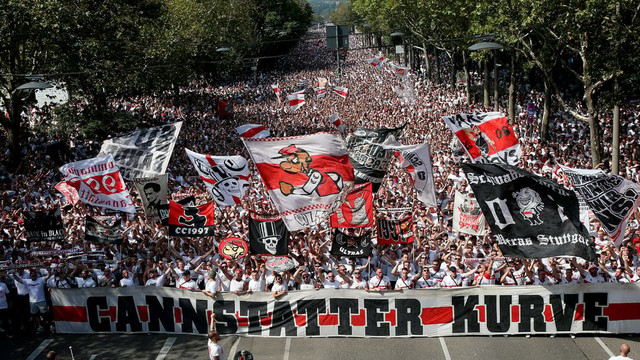 Fans des VfB Stuttgart demonstriert in Leipzig gegen RB