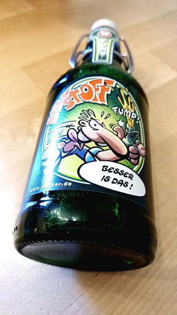 Eine Flasche Bölkstoff liegt auf einem Holztisch.