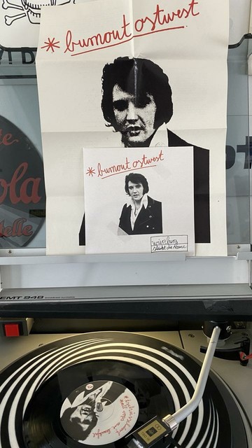 Sieben Inch Vinyl Single auf einem Plattenspieler.
