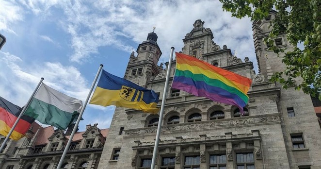 Regenbogenflagge am Rathaus – keine Demos zum IDAHOBIT