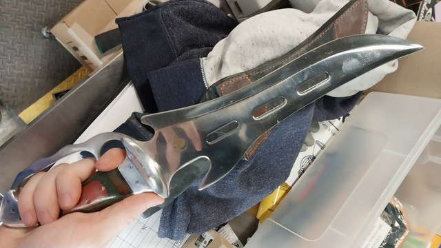 Fancy-ass hunting knife or something. Some kinda stabby lad.