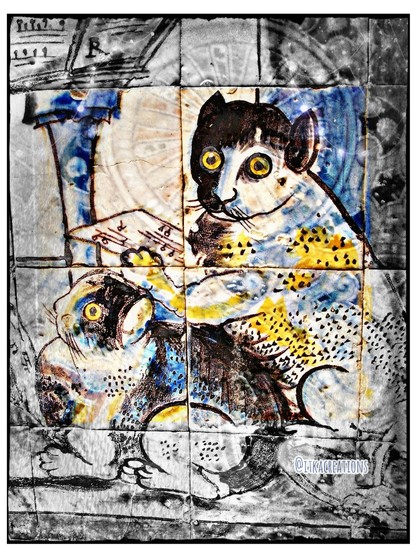Sur les azulejos du Palais Fronteira à Lisbonne. Deux chats avec de grands yeux jaunes tiennent entre leurs pattes avant des partitions de musique.