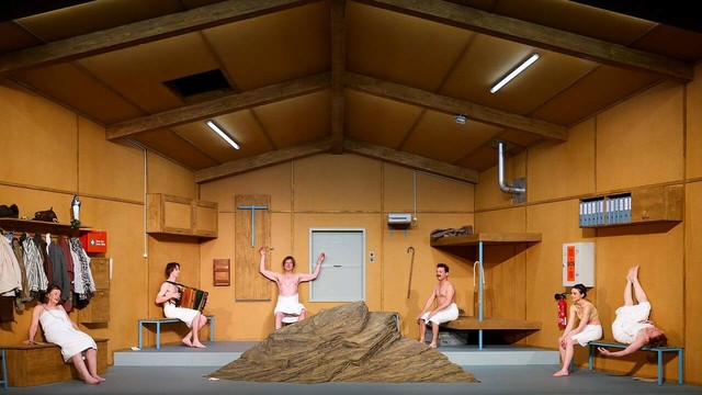 A Lausanne, le génial Christoph Marthaler fait de la Suisse et de l’Europe une mythologie farceuse