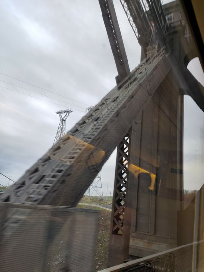 Foto. Stahlfachwerkträger einer Brücke.