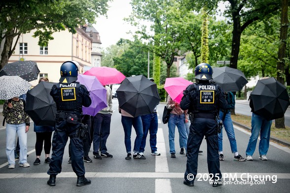 Am Rande des neonazistischen Aufmarsch versammelten sich mehrere dutztend Antifaschist*innen und bekundeten lautstark ihren Unmut. Hier ist eine Gruppe mit aufgespannten Regenschirmen zu sehen.