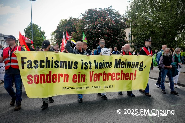 Mehrere Demonstrant*innen führen ein Banner mit der Aufschrift "Faschistmus ist keine Meinung, sondern ein Verbrechen!".
