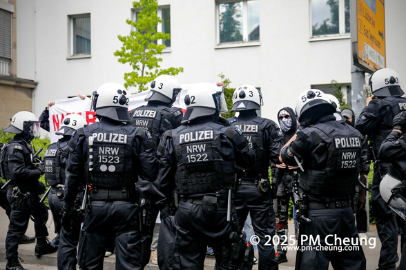 Die Polizei setzte auf der Nazi-Route eine kleine Gruppe von Antifaschist*innen vorläufig fest.