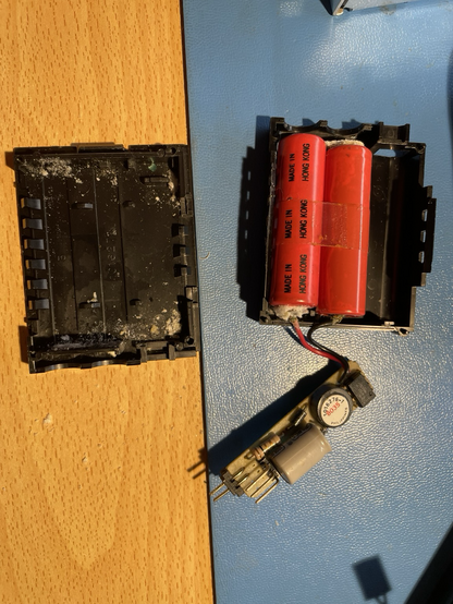 The leaky elements in the battery pack