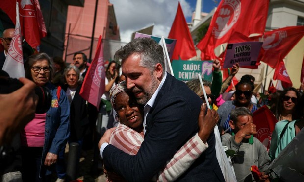 Pedro Nuno Santos, el candidato socialista a primer ministro de Portugal, el 13 de mayo de 2025, haciendo campaña en Lisboa. (Pedro Nunes / Reuters)