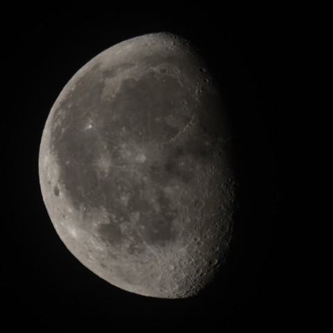 Der abnehmende Mond kurz vor Halbmond fast formatfüllend am dunklen Nachthimmel Das Bild ist nicht 100%-ig scharf