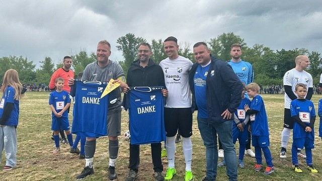"Es war einfach geil": 1954 eröffnet, war die Manfred-von-Brauchitsch-Kampfbahn in Arnstadt jahrelang ein Zentrum des lokalen Fußballs und Heimat eines Zweitligisten. Nach Jahrzehnten des Verfalls wurde die Sportstätte nun feierlich unter den Augen Hunderter Zuschauer in den Ruhestand verabschiedet.