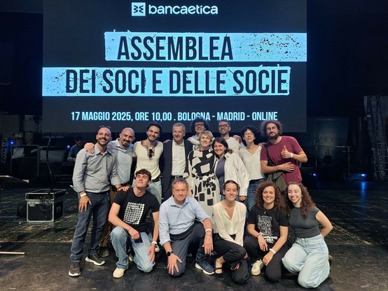 Foto di gruppo di GenEtica, il gruppo under-35 di Banca Etica, con la presidente uscente Anna Fasano e il presidente neoeletto, Aldo Soldi. Sullo sfondo, un ledwall con la grafica “Assemblea dei Soci e delle Socie”.